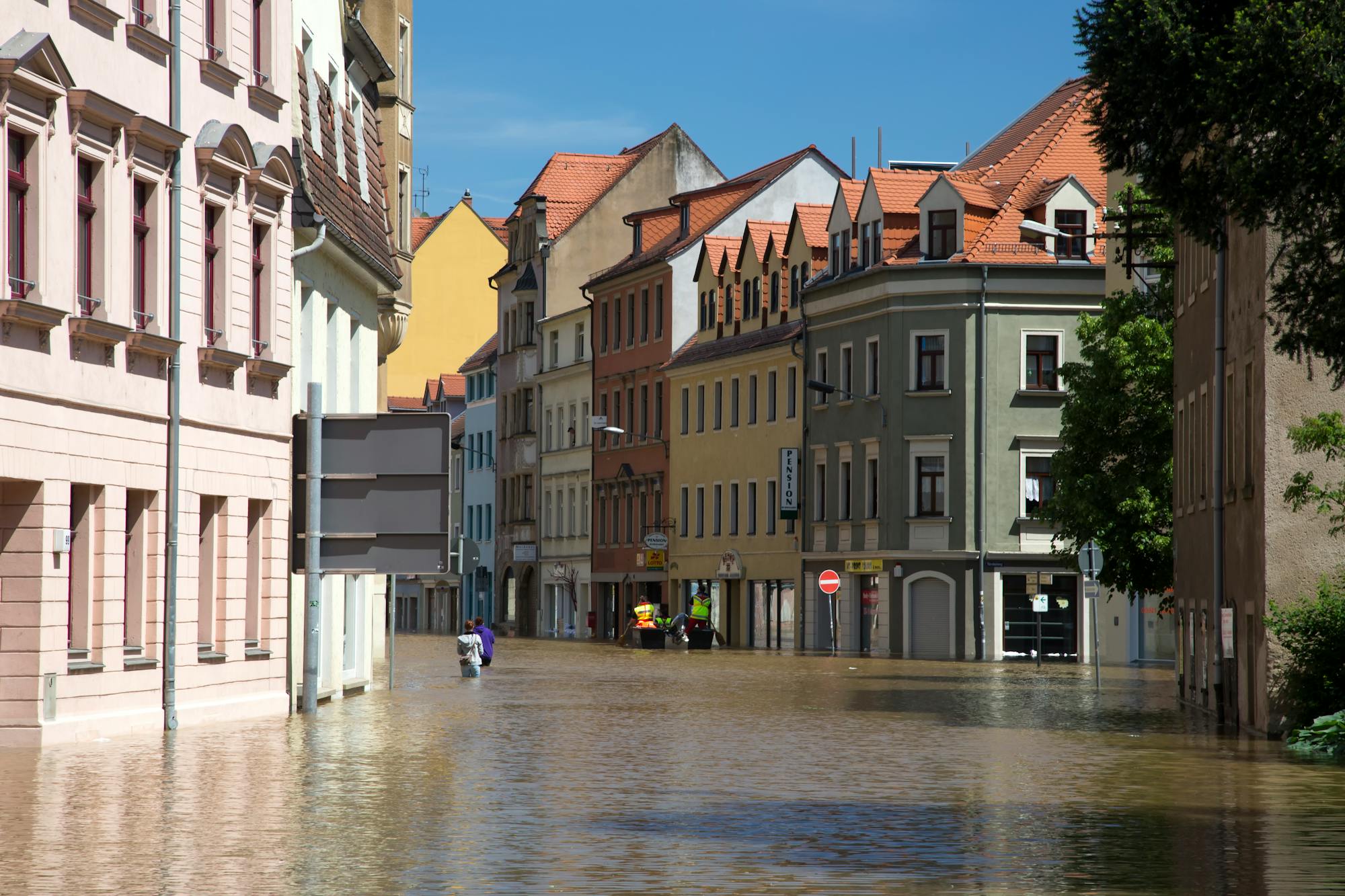 Überflutete Altstadt-Straße – Szenario für mobilen Hochwasserschutz